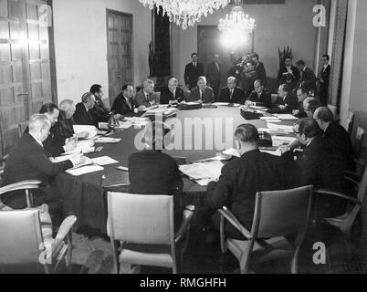 En commençant par le Chancelier fédéral Konrad Adenauer (à gauche) dans le sens horaire, le ministre des Affaires étrangères Gerhard Schröder, Ministre de l'intérieur Hoecherl Hermann, Ministre de la Justice Ewald Bucher, Ministre de la coopération économique Walter Scheel, Ministre de tâches spéciales Heinrich Krone, Secrétaire d'État à la Chancellerie fédérale Hans Globke, Ministre de l'All-German Heinrich Questions Barzel, Ministre de la coopération économique Werner Dollinger, ministre des Postes et Télécommunications Richard Stuecklen, Secrétaire de la Défense Volkmar Hopp, Ministre de l'alimentation et l'Agriculture Werner Schwarz, Ministre Banque D'Images