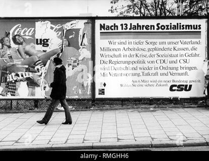 Sur une partition à Munich est un poster de Coca-Cola et une affiche électorale de la CSU. Le CSU appels aux électeurs avec : 'après 13 ans de socialisme, nous nous inquiétons de notre patrie : des millions de chômeurs, pillé des fonds, l'économie en crise, l'état de bien-être en danger." La politique du gouvernement de la CDU et la CSU, mettra en Allemagne retour à l'ordre. Avec responsabilité, dur et la raison, un nouveau Bundestag sera élu le 6 mars. Choisissez un avenir sûr. ' Banque D'Images
