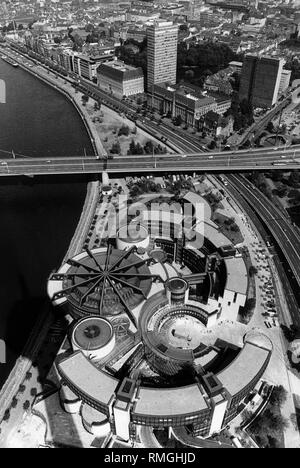 Vue aérienne de l'état le Parlement (Landtag) de Rhénanie du Nord-Westphalie à Düsseldorf en peu de temps avant l'achèvement de l'immeuble. Au milieu de la photo, le Rheinkniebruecke, qui mène de l'autre côté du Rhin. Derrière elle de droite à gauche : Ministère de la famille, la Villa Horion, Chancellerie d'Etat de Rhénanie du Nord-Westphalie, Ministère des affaires économiques, Mannesmann Chambre. La photo a été prise à partir de la Rheinturm. Banque D'Images