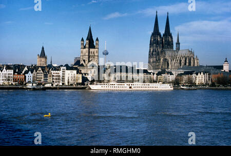 Vue de la banque du Rhin à Cologne. Les grands bâtiments de gauche à droite : la Mairie, l'église St-Martin, la tour de télécommunications de Cologne et la cathédrale. Sur la rive est un navire à passagers. Photo non datée. Banque D'Images