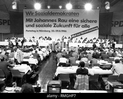 Cette photo montre un aperçu du SPD parti fédéral Congrès dans le Frankenhalle Nuremberg. Sur une bannière est la promesse : "Nous, sociaux-démocrates, avec Johannes Rau, la sécurité et l'avenir social pour tous. Courage de responsabilité." Banque D'Images