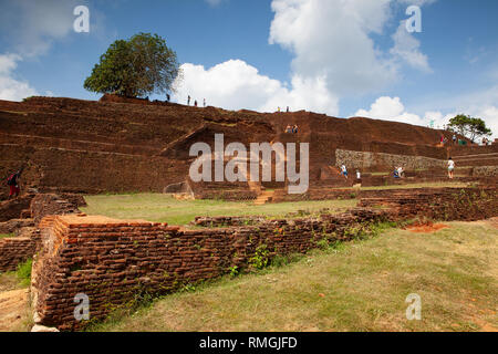 Sigiriya, Sri Lanka - Janvier 22,2019 : ruines sur haut de rocher du Lion de Sigiriya palace le nom fait référence à un site historique et archéologique de signific Banque D'Images