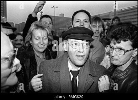 Campagne électorale du PDS à Alexanderplatz à Berlin Est. Le 18 mars 1990 a eu lieu les premières élections libres à la Chambre du peuple de la RDA. Le président du PDS, Gregor Gysi, arrive à l'événement, entouré de ses disciples. Banque D'Images