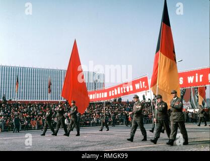 Défilé des unités de la SED combattre des groupes à l'occasion du 10e anniversaire de la construction du mur de Berlin sur la Marx-Engels-Platz à Berlin est, officiellement appelé des groupes de combat de la classe ouvrière par le SED. Banque D'Images