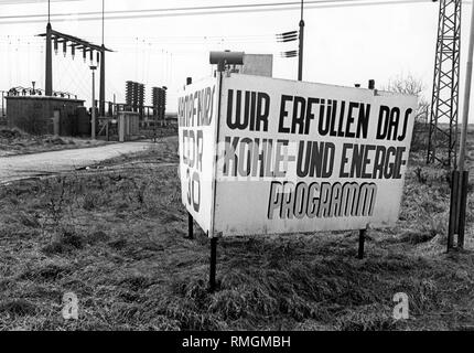 La propagande pour se conformer à l'économie planifiée à l'brown coal mine à ciel ouvert Espenhain au sud de Leipzig : 'Kampfkurs 30 DDR' et 'Nous mettons en œuvre le charbon et de l'énergie programme". Banque D'Images