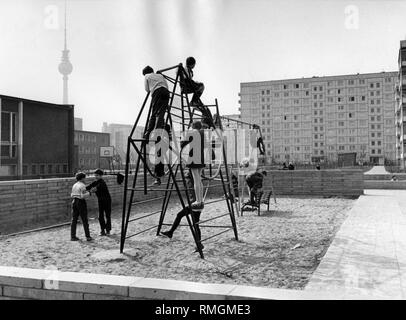 Dans un terrain sur Mollstrasse à Berlin est les enfants jouent sur une escalade. Dans l'arrière-plan, la tour de télévision de Berlin (Fersehturm). Photo non datée. Banque D'Images