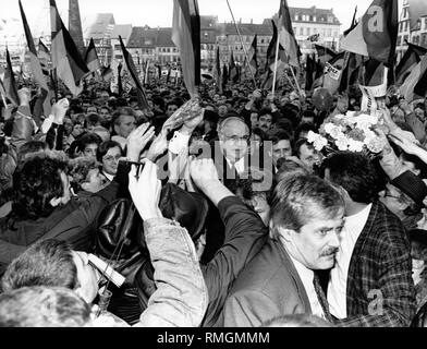 Le Chancelier de la République fédérale d'Allemagne Helmut Kohl prend un bain dans la foule lors d'une campagne d'affichage 'Alliance pour l'Allemagne" pendant la campagne pour l'élection de la Chambre du peuple de la RDA Banque D'Images