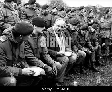 Le chancelier allemand Helmut Kohl (milieu) parle avec des jeunes soldats sur la conscription générale. Helmut Kohl, homme politique, Allemagne, CDU, avec des officiers militaires de l'armée et les pays étrangers : Banque D'Images