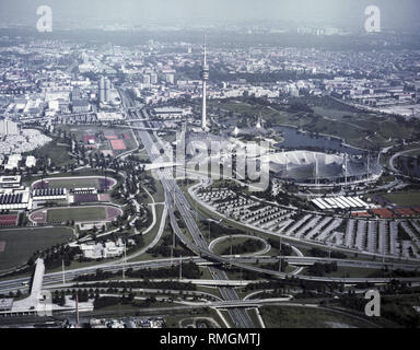 Pas de date sur l'Parc olympique de Munich. Au premier plan l'intersection Landshuter Allee / Georg-Brauchle-Ring. Sur la gauche est la Zentrale Hochschulsportanlage (derrière le village olympique et le siège de BMW.) à droite : le Parc Olympique avec Parkharfe, Werner-von-Linde-Halle, le Stade Olympique, le Hall olympique, piscine olympique, Tour Olympique, Olympiasee Olympiaberg et le lac. Banque D'Images