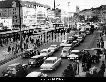 Le trafic important sur Stachus et dans la Sonnenstrasse. Dans l'arrière-plan, le clocher de l'église de Saint Matthieu à la Sendlinger Tor. Photo non datée. Banque D'Images
