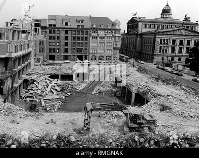 Vue de la construction de l'emplacement de l'Friedrichstadtpassagen après la démolition. En arrière plan à droite, le Schauspielhaus de Berlin (Est). Banque D'Images