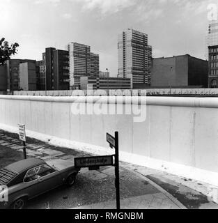 Vue de Berlin Est gratte-ciel derrière le mur de Berlin à l'angle de la Lindenstrasse / Zimmerstrasse à Berlin-Kreuzberg. Photo non datée. Banque D'Images