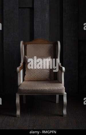 Meubles anciens meubles fauteuil avec coussin contre mur en bois brun décoration salon Banque D'Images