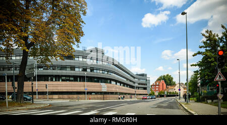 STRASBOURG, FRANCE - Sep 15, 2018 : grand angle de l'Hôtel du Département de l'administration locale CD67 dans le centre de Strasbourg - autorités locales moderne building Tilt-shift lens Banque D'Images