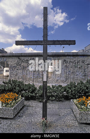 Croix Commémorative pour le Fechteron réfugiés Peter, qui a saigné à mort le 17 août 1962, dans la zone restreinte de ? ?le Mur de Berlin en Zimmerstrasse, Kreuzberg (Berlin), près de la frontière Checkpoint Charlie. Banque D'Images