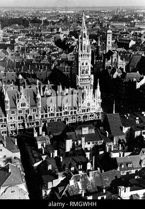 Vue depuis la Cathédrale Frauenkirche (église Notre Dame) de gauche à droite à la Neue Rathaus (Nouvelle Mairie) et Alte Rathaus (Ancien hôtel de ville) à Munich. Banque D'Images