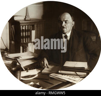 Piotr Ilitch Vladimir Lénine dans son cabinet de travail à Kremlin. Moscou. 4 octobre, 1922. Photographie Banque D'Images