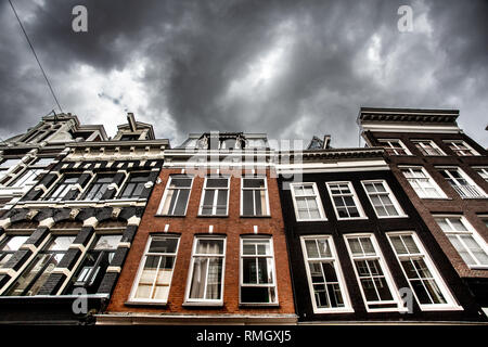 Vue d'architecture typiquement allemande d'Amsterdam sous ciel dramatique Banque D'Images