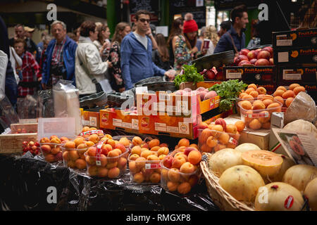 Londres, Royaume-Uni - juin 2018. Les fruits et légumes à la vente à un décrochage à Borough Market, un des plus vieux et plus grand marché alimentaire de Londres. Banque D'Images