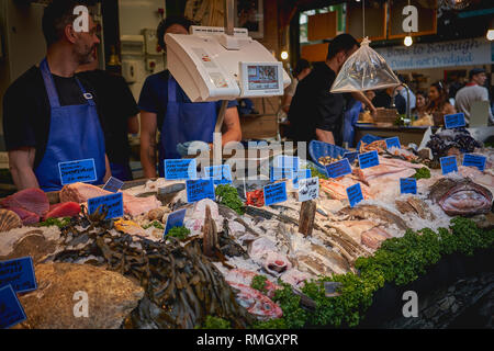 Londres, Royaume-Uni - juin 2018. Variété de poissons et crustacés à la vente à un décrochage poissonnier à Borough Market. Banque D'Images
