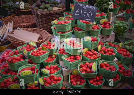 Londres, Royaume-Uni - juin 2018. Barquettes de fraises du Kent en vente sur un étal de fruits et légumes à Borough Market. Banque D'Images