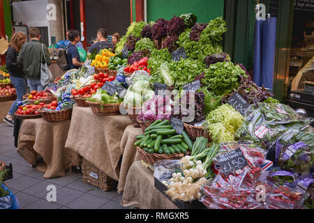 Londres, Royaume-Uni - juin 2018. Les fruits et légumes à la vente à un décrochage à Borough Market, un des plus vieux et plus grand marché alimentaire de Londres. Banque D'Images