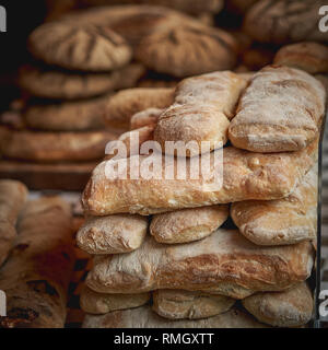 Des piles de brun et blanc bio pains au levain en vente dans un marché fermier local. Format carré. Banque D'Images