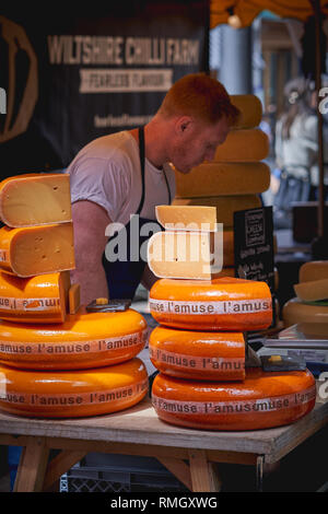 Londres, Royaume-Uni - juin 2018. Dutch Gouda à la vente à un décrochage à Borough Market, un des plus anciens et des plus importants du marché alimentaire de Londres. Banque D'Images