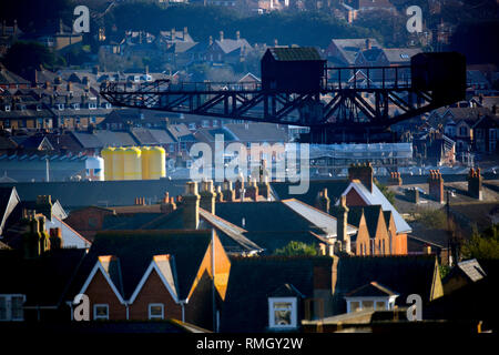 Un, of, deux, en Grande-Bretagne, Hammer Head Crane, Over Roof tops East, Cowes, Isle of Wight, Angleterre, Royaume-Uni, Hammerhead Banque D'Images