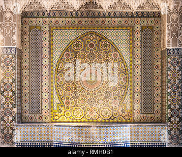 Fontaine murale de style marocain en plein Cœur de Marrakech Banque D'Images