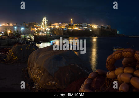 Vue nocturne d'un pêcheur sur le port de la Kasbah udayas à Rabat, capitale du Maroc Banque D'Images