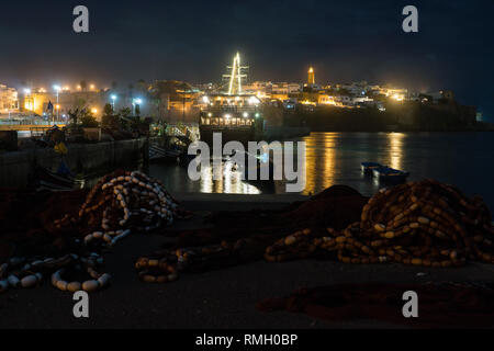 Vue nocturne d'un pêcheur sur le port de la Kasbah udayas à Rabat, capitale du Maroc Banque D'Images