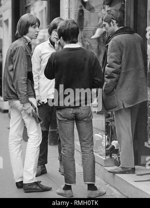 Les adolescents de parler à Londres, probablement sur Carnaby Street. Banque D'Images