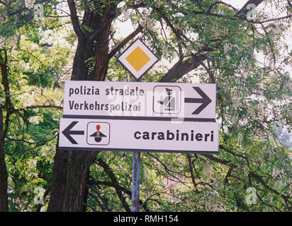 Un Italian-German panneau disant "Polizia Stradale' et 'Verkehrspollizei' (police routière). Comme la seule province en Italie, la "province autonome du Tyrol du Sud' est d'une large autonomie, comme en témoigne par exemple dans la direction de bilinguisme et de la signalisation routière. Photo non datée, probablement dans les années 1960. Banque D'Images