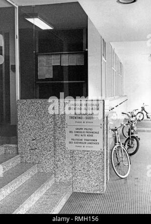 Allemand-italien signes sur le bâtiment de l'état du Tyrol du Sud le parlement. Comme la seule province en Italie, la "province autonome du Tyrol du Sud' est d'une large autonomie, comme en témoigne par exemple dans la direction de bilinguisme et de la signalisation routière. Banque D'Images