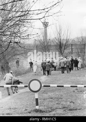 Les gens en face de la frontière avec la RDA près de Ratzeburg. Banque D'Images