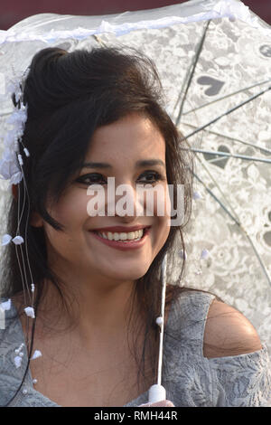 Un Bengali Dame posant avec costume et la culture d'époque à la 50e Plus Vintage & Classic Car Meeting à Kolkata, Inde. Banque D'Images