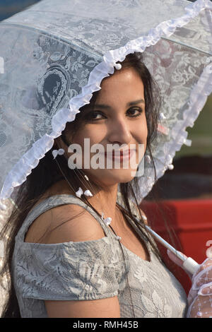 Un Bengali Dame posant avec costume et la culture d'époque en face de l'Hillman 1947 voiture avec 10 hp et moteur 4 cylindres. WBC 6777 Inde Banque D'Images
