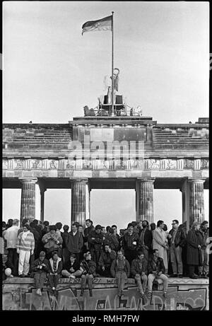 Berlin, 10 novembre 1989 - Des milliers de berlinois sont réunis à Mur de Berlin à la porte de Brandebourg pour fêter l'ouverture de la frontière. Banque D'Images