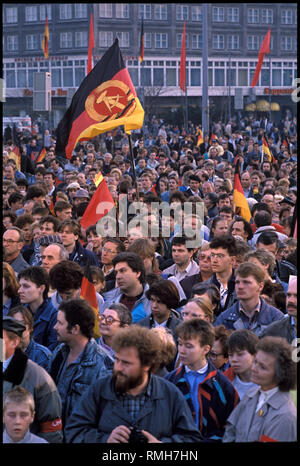 Campagne électorale du PDS à Alexanderplatz à Berlin Est. Le 18 mars, 1990, les premières élections libres à la Chambre du Peuple a eu lieu en RDA. Ici, les participants du rallye pendant le discours du président de la PDS, Gregor Gysi. Banque D'Images