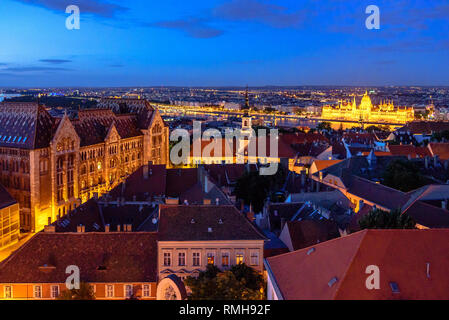 Les Archives nationales de Hongrie et le bâtiment du parlement hongrois à l'heure bleue Banque D'Images