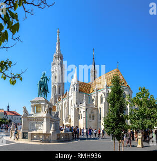L'église Matthias et statue de Saint Stephen dans le quartier du château de Budapest Banque D'Images