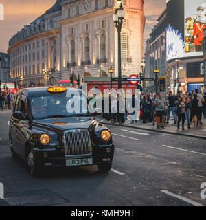 Londres, UK - Février, 2019. Avis de Piccadilly Circus encombrée de touristes. C'est un des plus visités monuments de Londres avec ses panneaux publicitaires. Banque D'Images