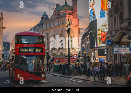 Londres, UK - Février, 2019. Avis de Piccadilly Circus encombrée de touristes. C'est un des plus visités monuments de Londres avec ses panneaux publicitaires. Banque D'Images