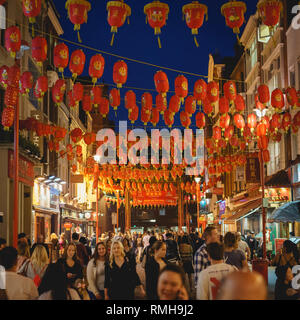 Londres, UK - avril 2018. La rue Gerrard dans China Town dans Soho encombrée de touristes pendant la nuit. Banque D'Images