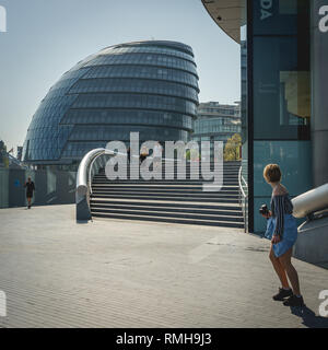 Londres, UK - avril 2018. Vue de la rive sud de l'Hôtel de Ville. Banque D'Images
