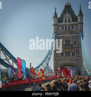 Londres, UK - Avril, 2018-. Les spectateurs sur les trottoirs de la Tower Bridge attendent les coureurs du Marathon de Londres 2018. Banque D'Images