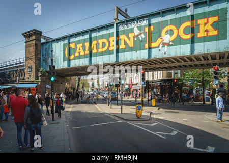 Londres, UK - Février, 2019. Camden Lock Bridge près du célèbre marché de la culture alternative, visité par 100 000 personnes chaque semaine. Banque D'Images