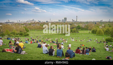 Londres, UK - avril 2018. Vue panoramique à couper le souffle vue panoramique de Londres paysage urbain vu de la foule Primrose Hill Park sous le soleil d'après-midi de printemps. Banque D'Images