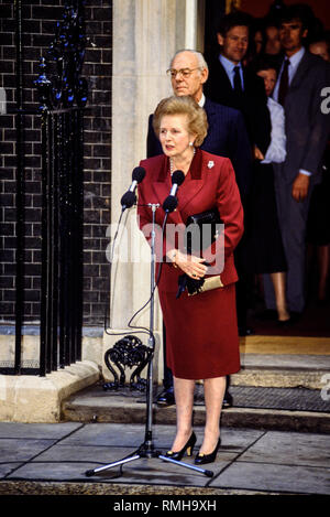 28-11-1990. Londres, Royaume-Uni. Margaret Thatcher parle à la presse avant son départ au 10 Downing Street pour la dernière fois. Le personnel se listni Downing Street Banque D'Images